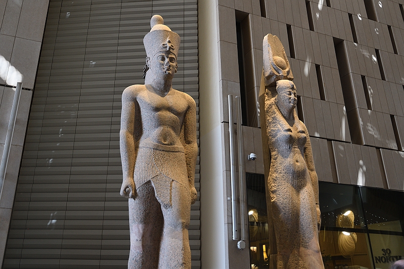 10 MAK_7025.jpg - Nell’atrio anche due imponenti statue del faraone Tolomeo II e della moglie Arsinoe II, provenienti da scavi subacquei ad Alessandria d’Egitto.